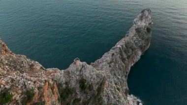 Bulutlu hava güzel bir yerde dinleniyor, mavi deniz.