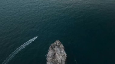 Bulutlu hava güzel bir yerde dinleniyor, mavi deniz.