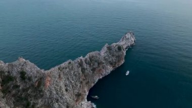 Bulutlu hava güzel bir yerde dinleniyor, mavi deniz.