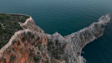 Bulutlu hava güzel bir yerde dinleniyor, mavi deniz.