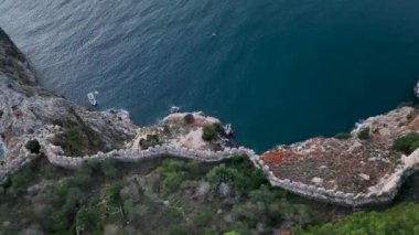 Bulutlu hava güzel bir yerde dinleniyor, mavi deniz.
