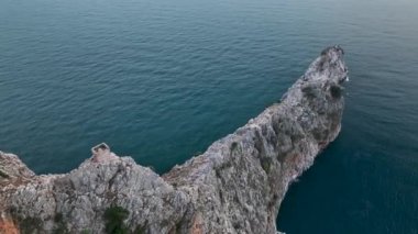 Bulutlu hava güzel bir yerde dinleniyor, mavi deniz.