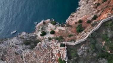 Bulutlu hava güzel bir yerde dinleniyor, mavi deniz.