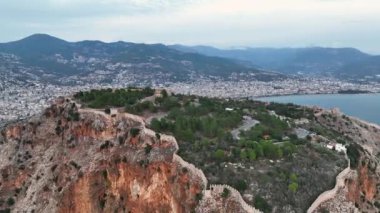 Bulutlu hava güzel bir yerde dinleniyor, mavi deniz.