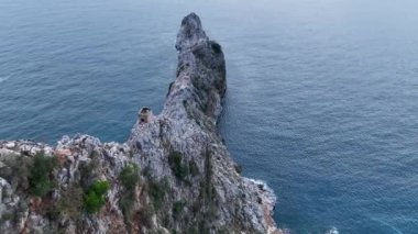 Bulutlu hava güzel bir yerde dinleniyor, mavi deniz.