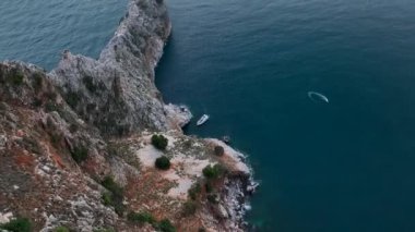 Bulutlu hava güzel bir yerde dinleniyor, mavi deniz.