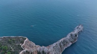 Bulutlu hava güzel bir yerde dinleniyor, mavi deniz.