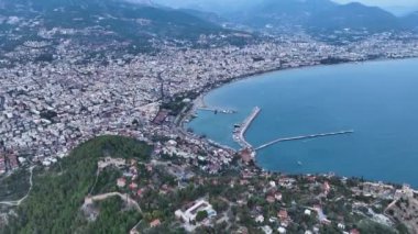 Ufuk çizgisindeki evler bulutlu hava