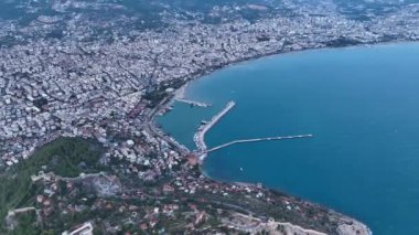 Ufuk çizgisindeki evler bulutlu hava