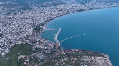 Ufuk çizgisindeki evler bulutlu hava