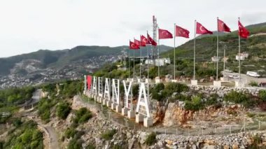 Ufuk çizgisindeki evler bulutlu hava