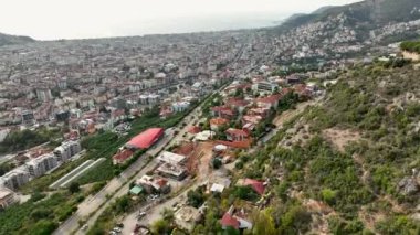Hava manzaralı 4K, Blue Sky City konsepti. Şehrin büyük park kalbi.