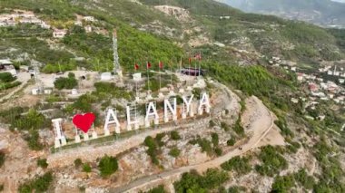 Hava manzaralı 4K, Blue Sky City konsepti. Şehrin büyük park kalbi.