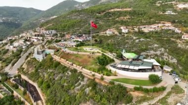 Hava manzaralı 4K, Blue Sky City konsepti. Şehrin büyük park kalbi.