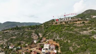 Ufuk çizgisindeki evler bulutlu hava