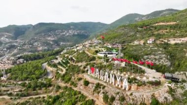 Hava manzaralı 4K, Blue Sky City konsepti. Şehrin büyük park kalbi.