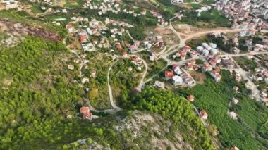 Ufuk çizgisindeki evler bulutlu hava