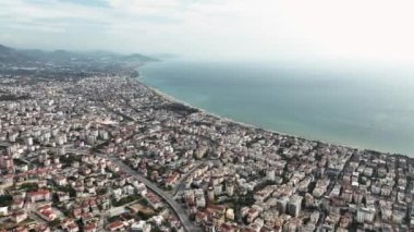 Ufuk çizgisindeki evler bulutlu hava