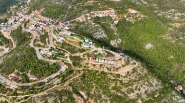 Ufuk çizgisindeki evler bulutlu hava