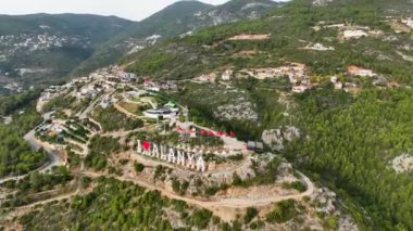 Ufuk çizgisindeki evler bulutlu hava