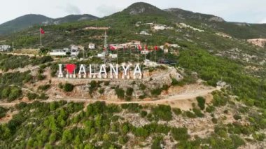 Ufuk çizgisindeki evler bulutlu hava