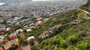 Hava manzaralı 4K, Blue Sky City konsepti. Şehrin büyük park kalbi.