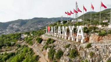 Hava manzaralı 4K, Blue Sky City konsepti. Şehrin büyük park kalbi.