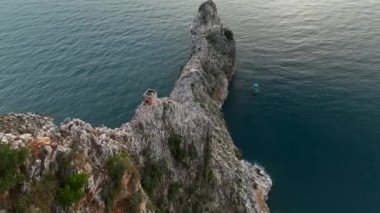 Bulutlu hava güzel bir yerde dinleniyor, mavi deniz.