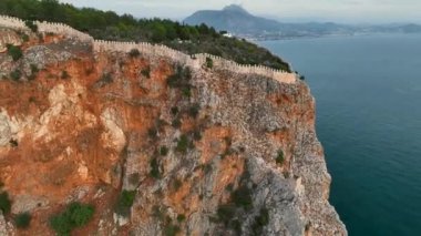 Bulutlu hava güzel bir yerde dinleniyor, mavi deniz.