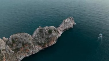 Bulutlu hava güzel bir yerde dinleniyor, mavi deniz.