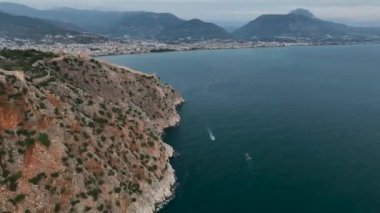 Bulutlu hava güzel bir yerde dinleniyor, mavi deniz.