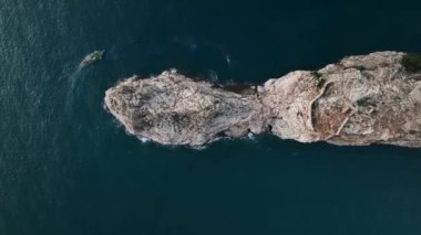 Bulutlu hava güzel bir yerde dinleniyor, mavi deniz.