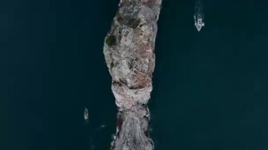 Bulutlu hava güzel bir yerde dinleniyor, mavi deniz.