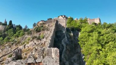 Şehrin üzerinde açık bir gökyüzü, eski kale, şehir simgesi, 4K