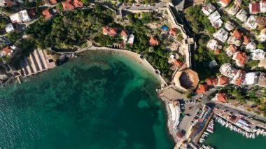 Şehrin üzerindeki temiz gökyüzü, eski kale, şehrin simgesi.,