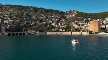 Şehrin üzerindeki temiz gökyüzü, eski kale, şehrin simgesi.,