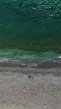 Plaj konsepti, sahildeki dalgalar, Akdeniz