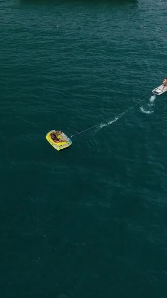 Water Parasailing Rijdt Mensen Zee — Stockvideo