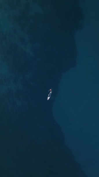 海でのアクティブな休日 水の深い色 — ストック動画
