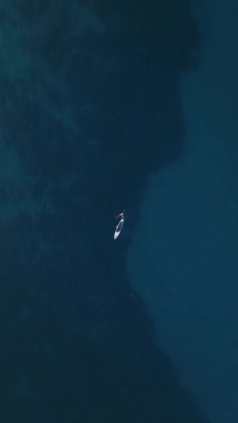 海でのアクティブな休日 水の深い色 — ストック動画
