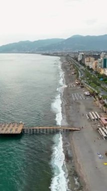 Denizde dinlenmek ve rıhtım manzarası boyunca yürümek.