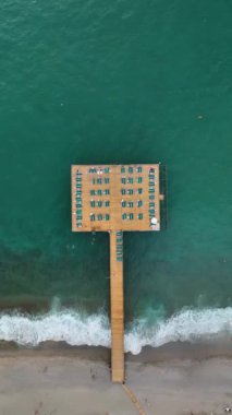 Denizde dinlenmek ve rıhtım manzarası boyunca yürümek.