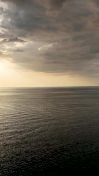 Sappige Zee Zonsondergang Vliegen Zon Zomeravonden Aan Middellandse Zee Kust — Stockvideo