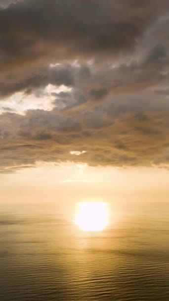地中海沿岸の夏の夜の太陽の下で飛ぶジューシーな海の夕日 — ストック動画