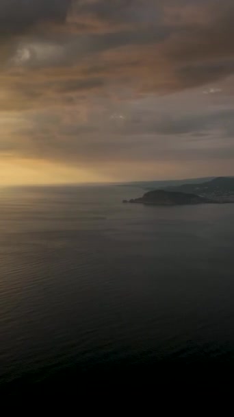 Sappige Zee Zonsondergang Vliegen Zon Zomeravonden Aan Middellandse Zee Kust — Stockvideo