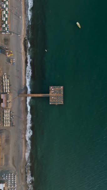 海の上で休息し桟橋の空中展望台を歩き — ストック動画