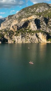 Yeşil kanyon hindisi antalya hava sporu konsepti