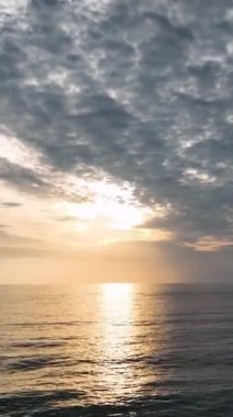 Akdeniz kıyısında yaz akşamları güneşin altında uçan sulu deniz günbatımı