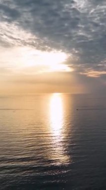 Akdeniz kıyısında yaz akşamları güneşin altında uçan sulu deniz günbatımı