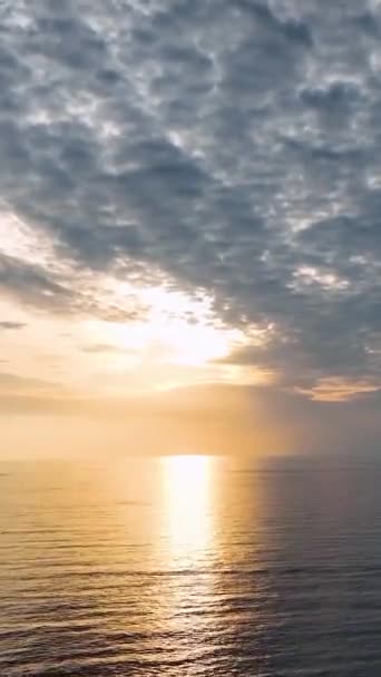 Soczysty Zachód Słońca Latający Słoneczne Letnie Wieczory Wybrzeżu Morza Śródziemnego — Wideo stockowe